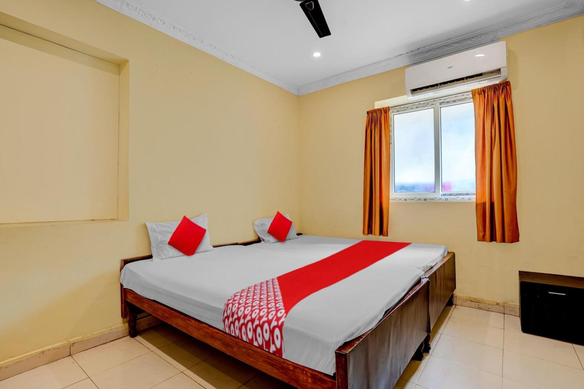 Oyo Royal Visakha Beach Guest House วิสาขปัตนัม ภายนอก รูปภาพ